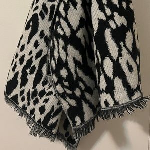 Banana Republic Black & Cream Scarf